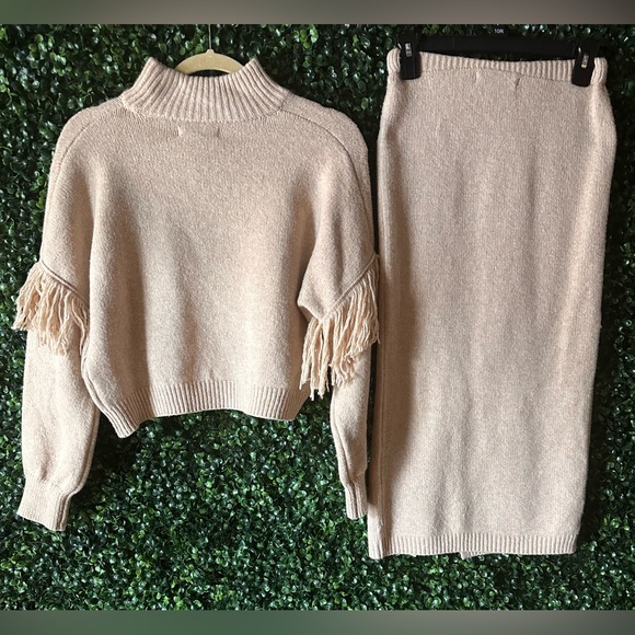 NWT Alena 2 Piece Ivory Fringe Sleeve Sweater Skirt Set - Picture 2 of 2